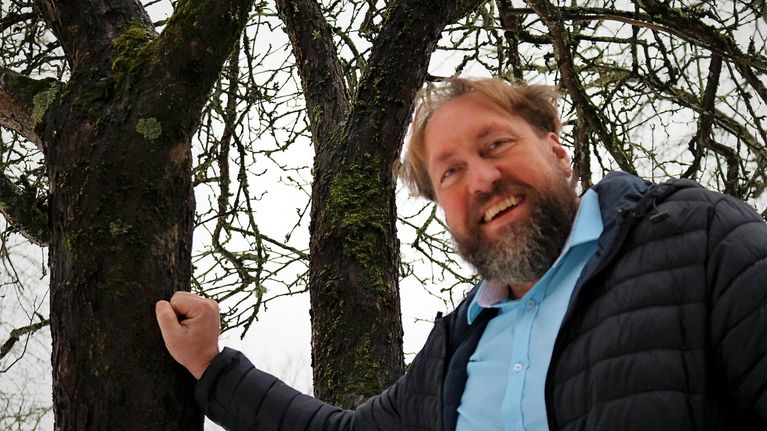 man invid ett träd