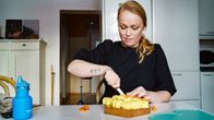 Marjaana Tasala pilkkoo juureksia keittiössään.