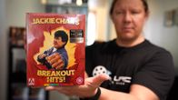 Future Movies Shopin Anssi Harinen pitää kädessään Jackie Chan -boksia. 