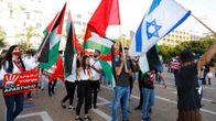 Mielenosoittajia on kokoontunut Rabinin aukiolle Tel Avivissa vastustamaan Länsirannan liittämistä Israeliin.