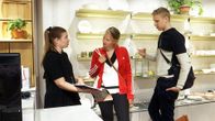 Matti Kahola ja Maija Aalto ostoksilla, Sanni Isaksson myyjänä
