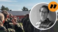 En kvinnlig beväring från med två fingrar höjda och avlägger krigsmannaed. En svarvid bild på reportern.