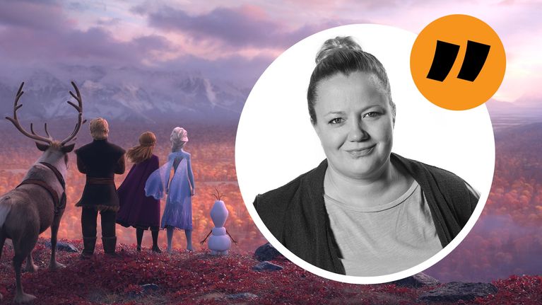 En bild från filmen Frozen 2 där figurer blickar ut över ett landskap.