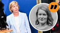 Anna-Maja Henriksson i blå kostym tittar åt sidan då hon står vid ett bord med mikrofoner på. I förgrunden tv-kameror. Till höger i bilden en inklippt bild och grafik av reporter Marianne Sundholm. 