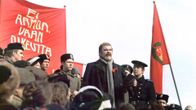 Risto Mäkelä johtaa puhetta torilla elokuvassa Luottamus.