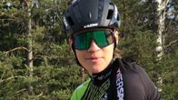 Jesper Lindberg sitter på sin tävlingscykel och tittar in i kameran.