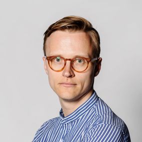 Kuvassa on Ylen toimittaja.