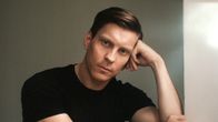 Antti Holma vaaleaa taustaa vasten.