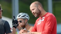 Trond Nystad ger instruktioner