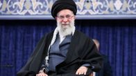 Ali Khamenei istuu tuolissa turbaani päässään.