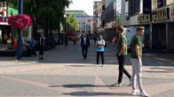 Feissareita Jyväskylän kävelykadulla.