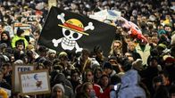 Straw Hat Pirates -lippu ja mielenosoittajia Sofiassa, Bulgariassa.