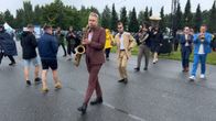 Keikalta voi poistua niin monella tapaa, saksofonisti Timo Lassy ja trumpetisti Jukka Eskola poistuivat päälavalta soitellen.