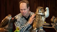 Toimittaja Jukka Kuosmanen Luonnontieteellisen museon lintujen keskellä