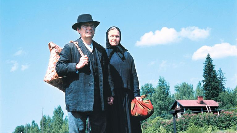 Leo Jokela ja Anja Pohjola seisovat junakiskoilla Rautatie-tv-elokuvassa (1973).