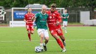 Kaksi jalkapalloilijaa taistelevat pallosta.