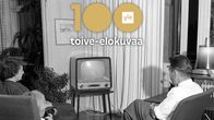 Perhe katselee televisiota 1950-luvulla otetussa valokuvassa. Kuvassa logo Yle 100 toive-elokuvaa.
