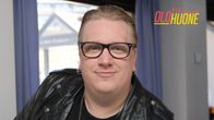 Arttu Wiskari katsoo kameraan.