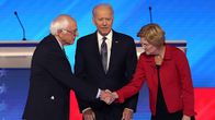 Bernie Sanders, Joe Biden ja Elizabeth Warren ennen demokraattien vaaliväittelyn alkua New Hampshiressä.
