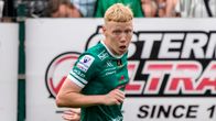 Emil Pallas gapandes med bollen.