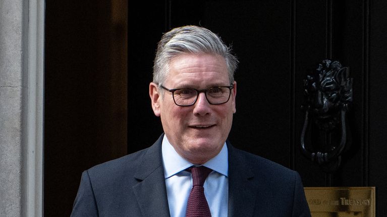 Keir Starmer Downing Streetin virka-asuntonsa edustalla 30. heinäkuuta 2025.
