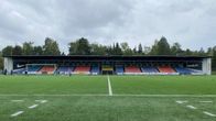 Träläktare vid fotbollsstadion.