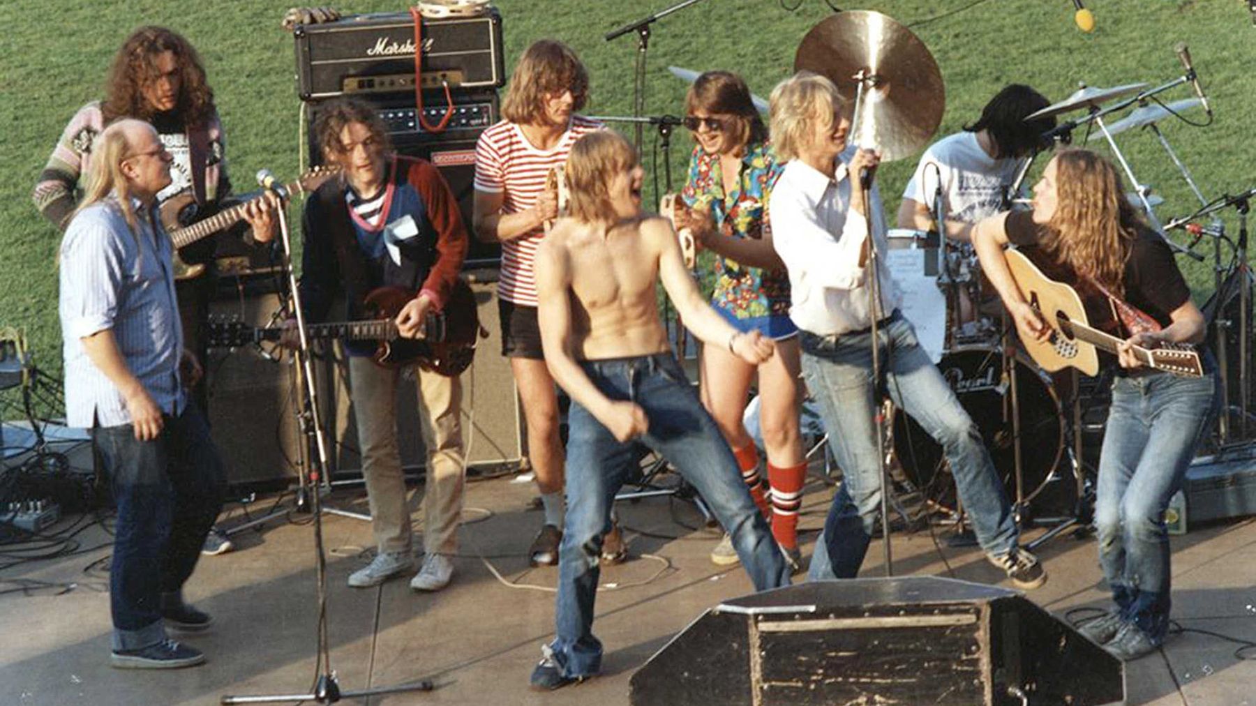 Saimaa-ilmiön konkkaronkka koolla. (Mikkelin Urheilupuisto 1.6.1981) Juice Leskinen Slam vahvistettuna Eppu Normaalin ja Hassisen Koneen jäsenillä.