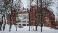 Liput liehuvat Kuopion oikeus- ja poliisitalon edustalla Kuopiossa.
