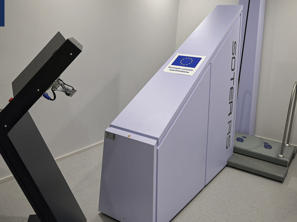 detect drugs cigarettes in airport scanner scanner hi-res stock photography and images drugs cigarettes in airport scanner