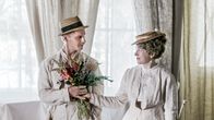Eugen Schauman och hans syster Sigrid med blommor i händerna.