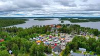 Ilmakuva Posion muikkumarkkinoilta. 