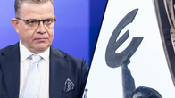 Pääministeri Petteri Orpo (Kok.)  ja patsas  Eu-parlamentin pihalla  ja joka symboloi Euroopan Unionia ja rahaa.