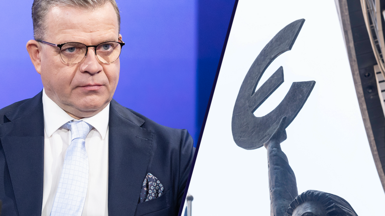 Pääministeri Petteri Orpo (Kok.)  ja patsas  Eu-parlamentin pihalla  ja joka symboloi Euroopan Unionia ja rahaa.