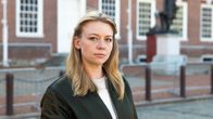 Ylen entinen Yhdysvaltain kirjeenvaihtaja Iida Tikka Philadelphiassa, Independence Hallin edessä.