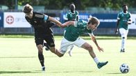 Två spelare fajtas om bollen.