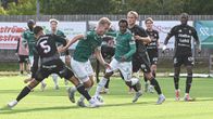 Salomo Ojala försöker komma förbi Pedro Casagrande.