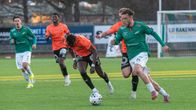 En fotbollsspelare rusar efter bollen.