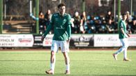 En spelare i gröns speltröja är missnöjd och breder ut armarna.