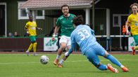 En spelare skjuter bollen mot mål.