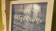 Taulu, jossa lukee: Aisti- etätyöhuone