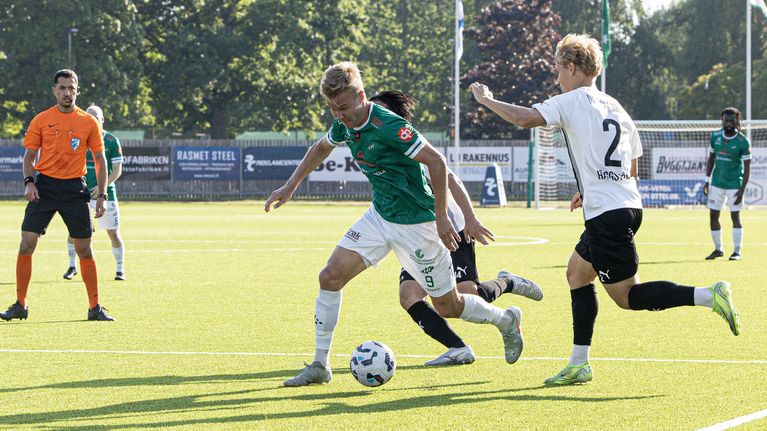 En spelare springer med bollen i fötterna.