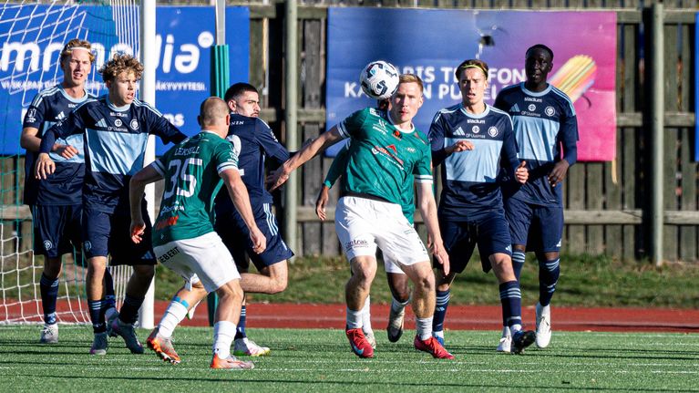 Två EIF-spelare siktar på bollen framför Klubimålet.