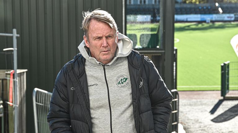 En man i en svart rock går ut från stadion.