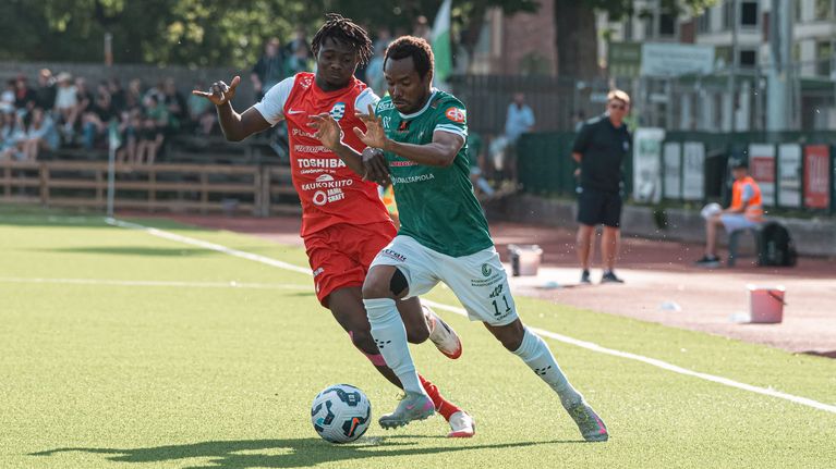 Två spelare fajtas om bollen.