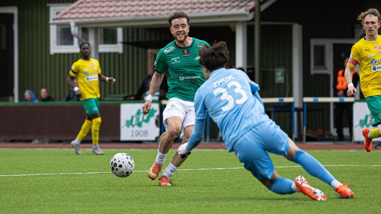 En spelare skjuter bollen mot mål.