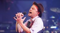 Tuure Kilpeläinen laulaa Jokainen ihminen on laulun arvoinen -kappaleen Musiikkitalossa Sinun tarinasi - Ylen 90 -juhlalähetyksessö 10.9.2016