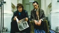 Paul McGann ("I") ja Richard E. Grant (Withnail) istuvat rappusilla elokuvassa Withnail and I (Onnen kiertolaiset)