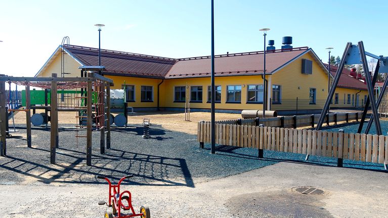 Keväinen kuva Sotkuman päiväkodist ja leikkipihasta.