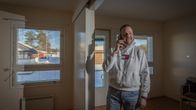 Kokkolalainen kiinteistösijoittaja Jouni Kakkuri puhuu puhelimessa tyhjässä vuokra-asunnossa.