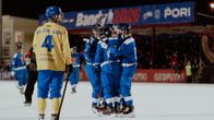 Finska spelare jublar i bandy-VM 2026 mot Sverige.